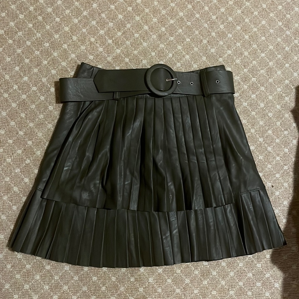 Leather pleated skirt with belt